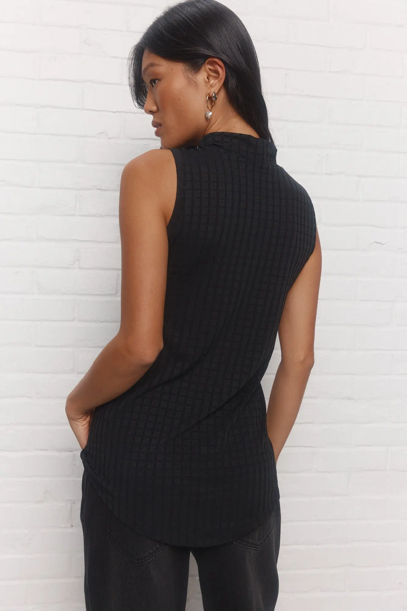 Lombok | Camisole noire texturée col montant - Image 4