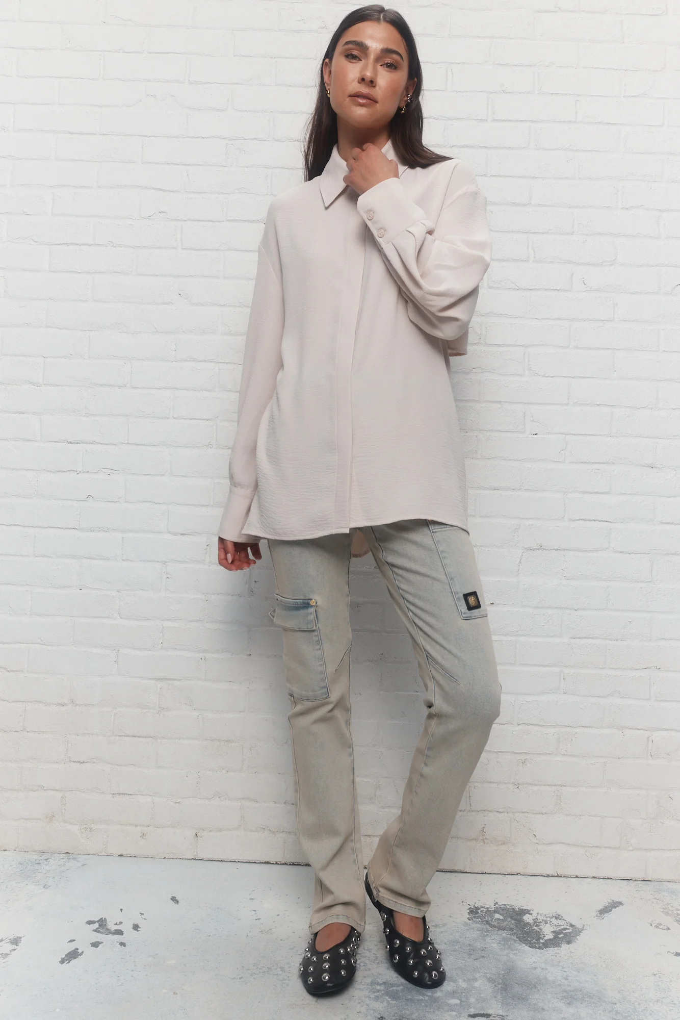 Delaney | Chemise beige ouverte au dos - Image 4