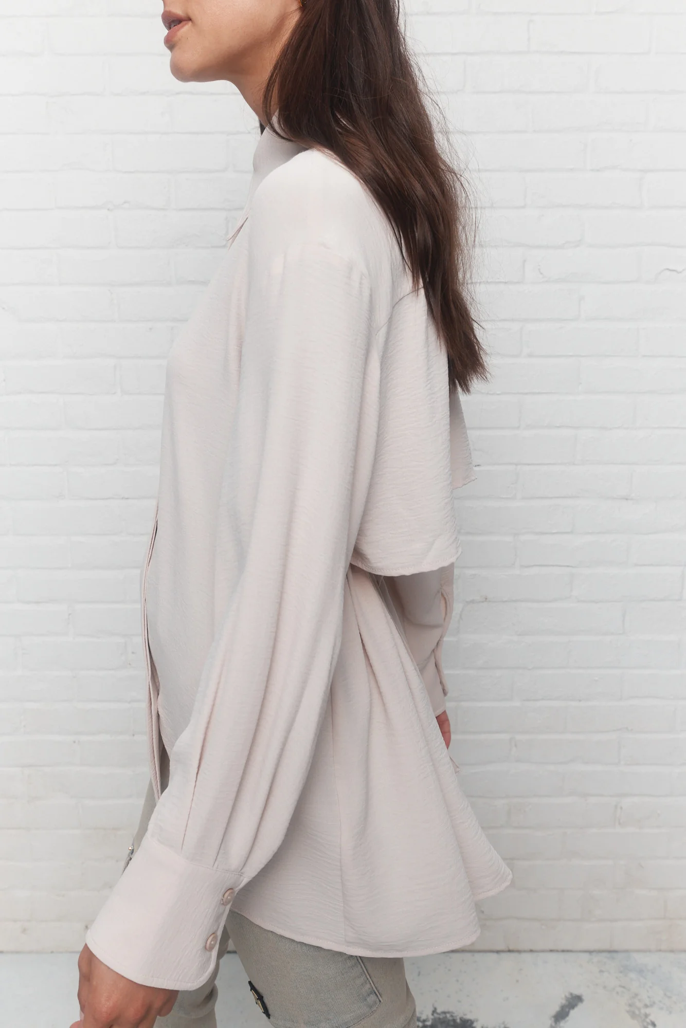 Delaney | Chemise beige ouverte au dos - Image 5