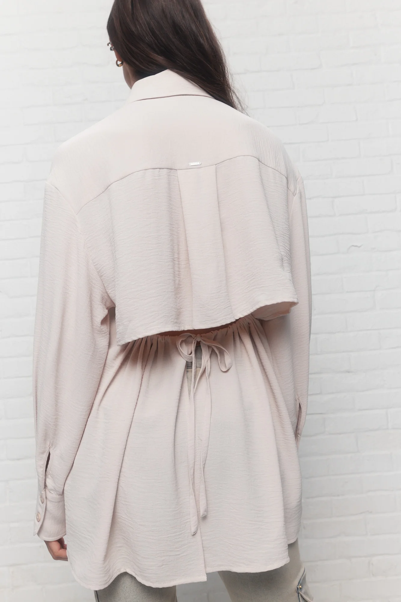 Delaney | Chemise beige ouverte au dos - Image 6