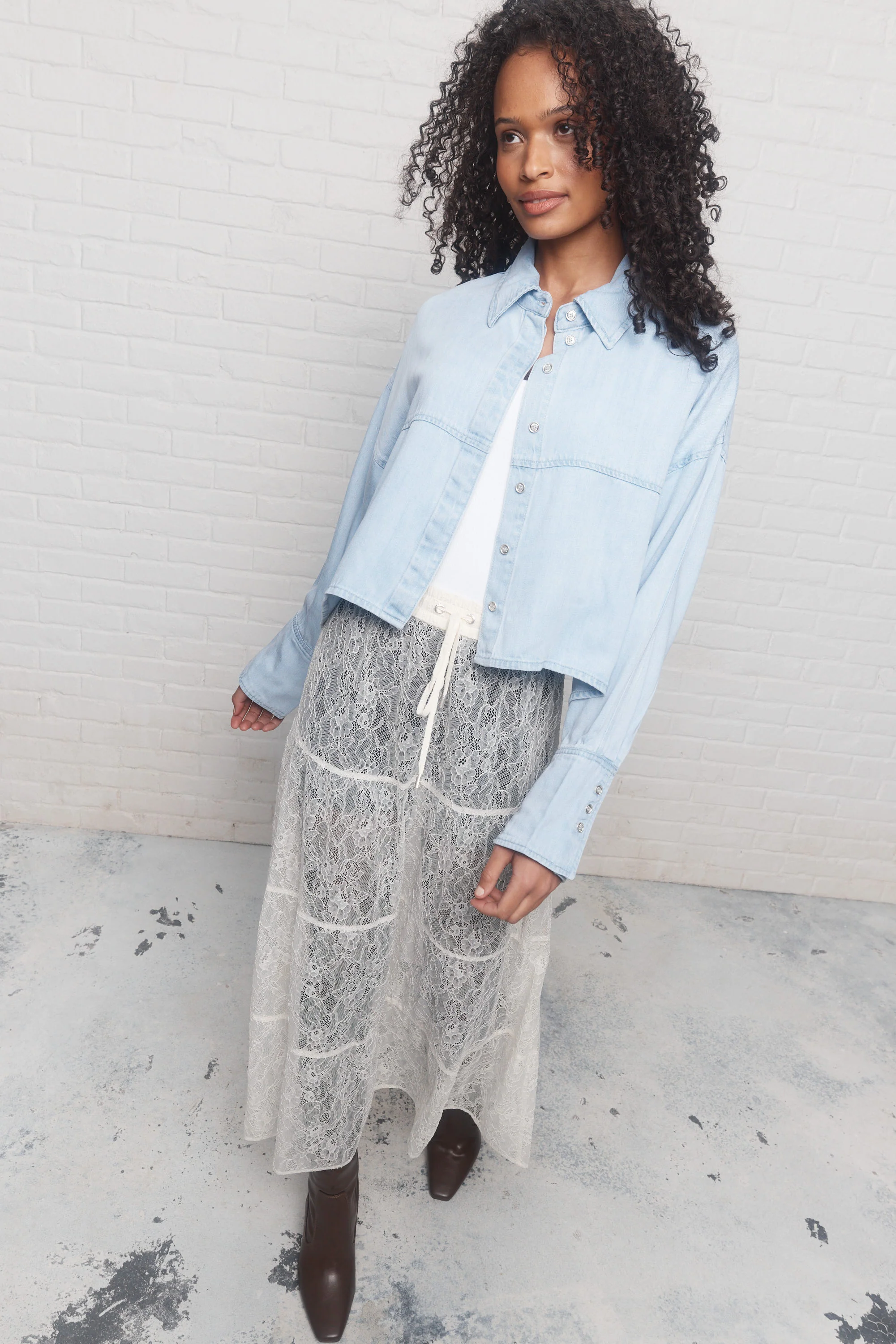Doubt | Chemise courte en denim bleu délavé
