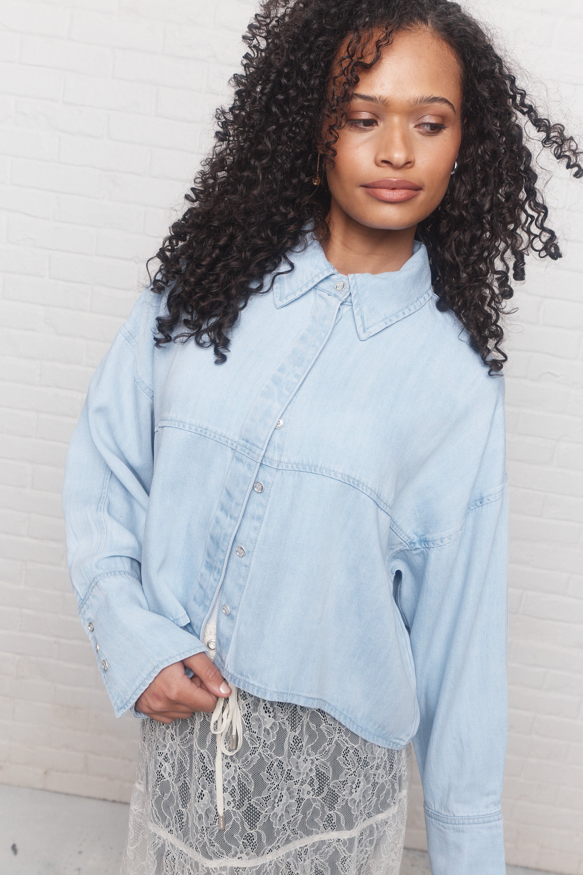 Doubt | Chemise courte en denim bleu délavé - Image 3
