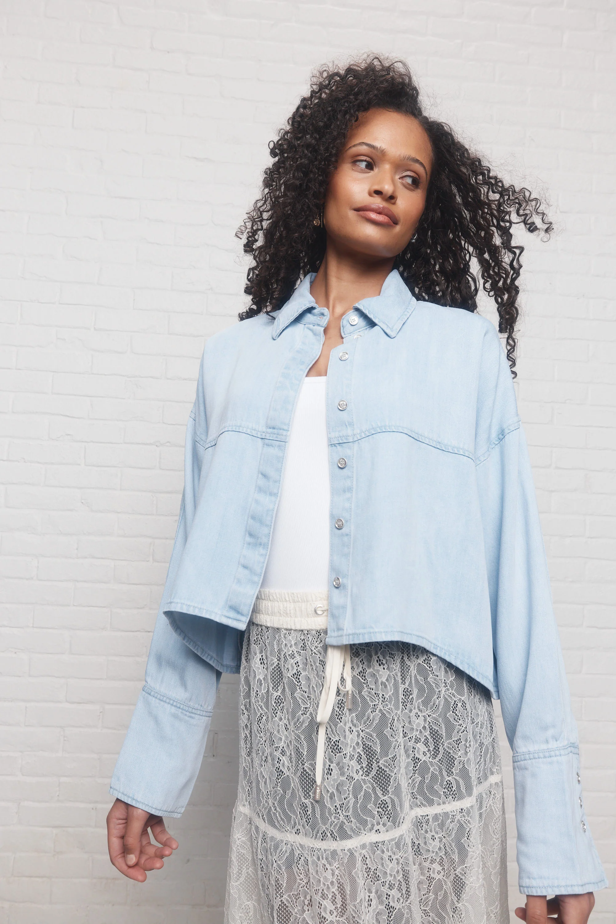 Doubt | Chemise courte en denim bleu délavé - Image 4