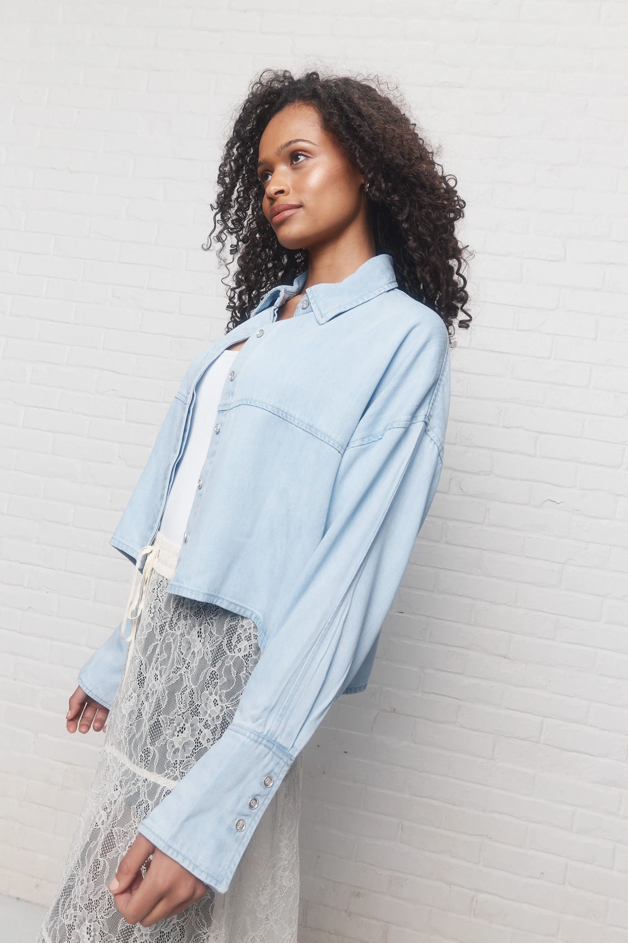 Doubt | Chemise courte en denim bleu délavé - Image 5