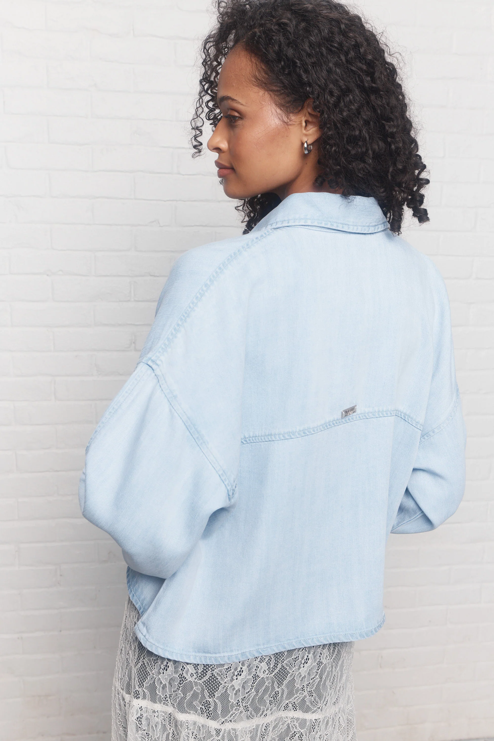 Doubt | Chemise courte en denim bleu délavé - Image 6