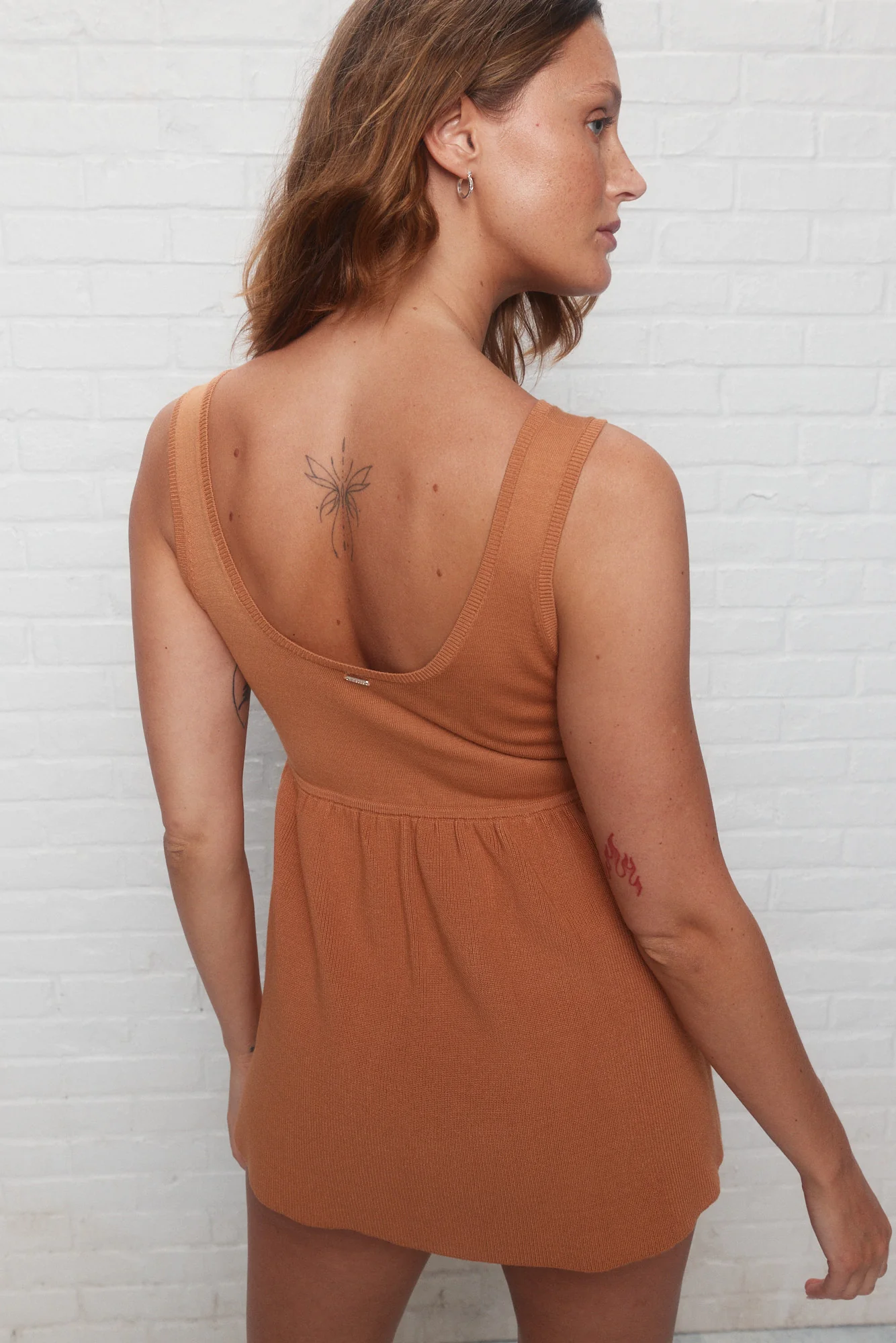 Hadassa | La camisole pêche foncé en tricot - Image 5