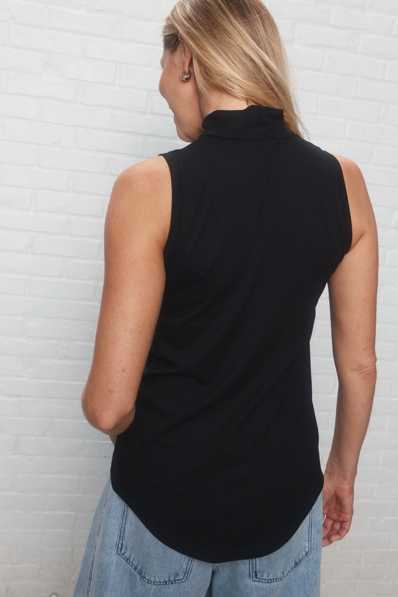 Lombok | La camisole noire à col montant - Image 5