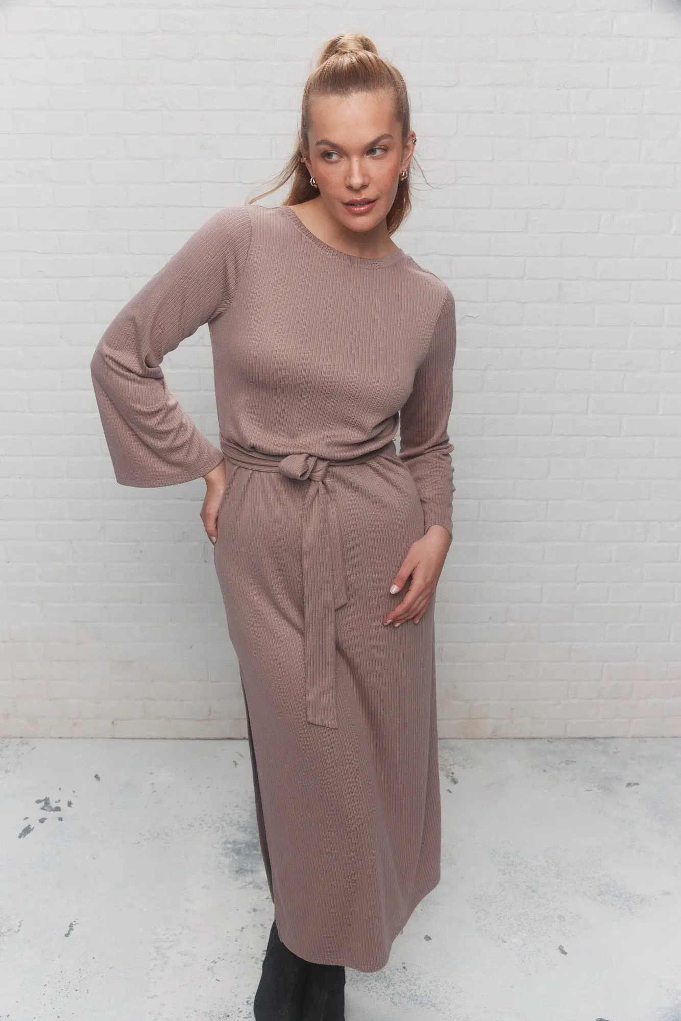Robe longue marron pâle ouverte en U au dos | Shelley