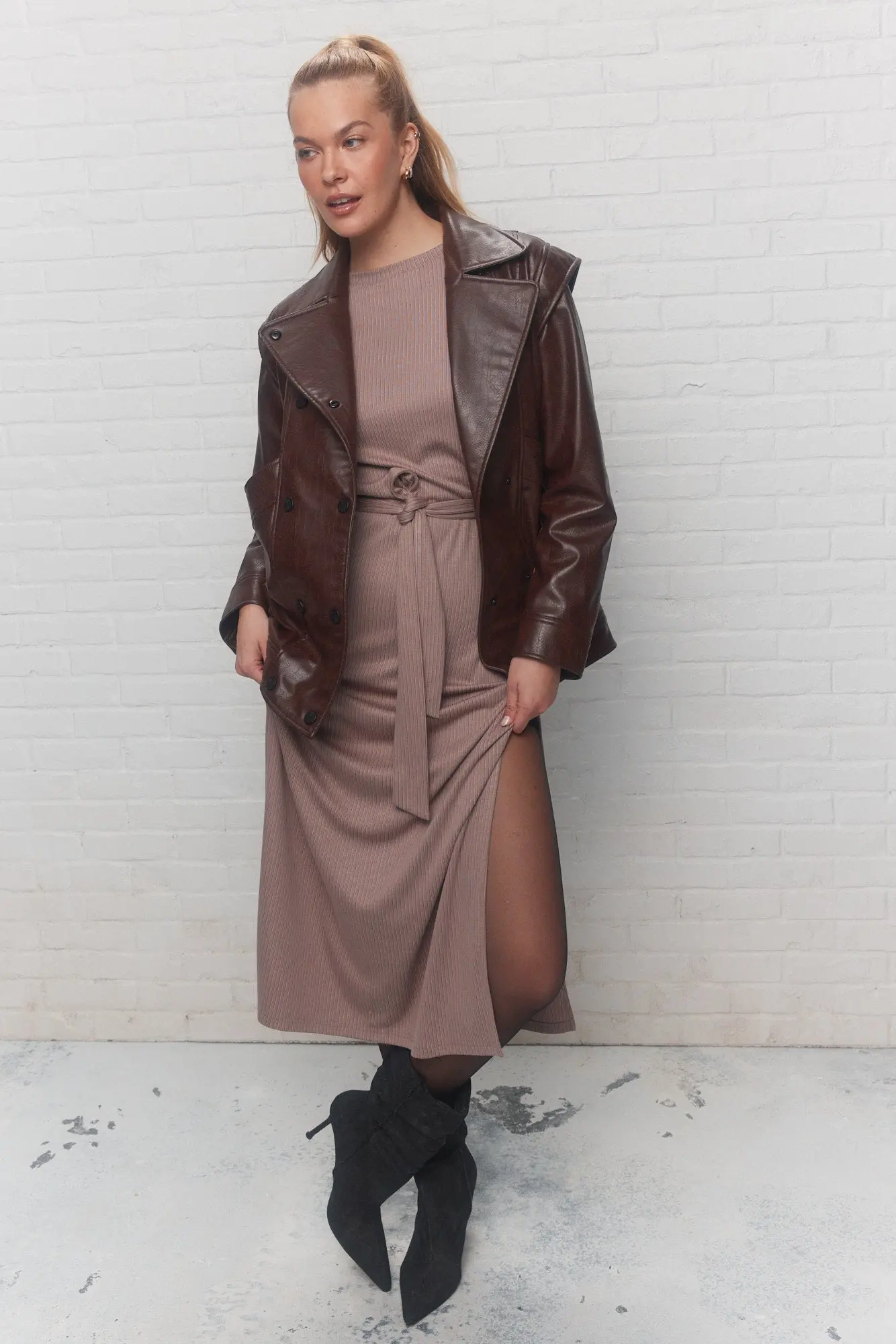 Robe longue marron pâle ouverte en U au dos | Shelley - Image 3
