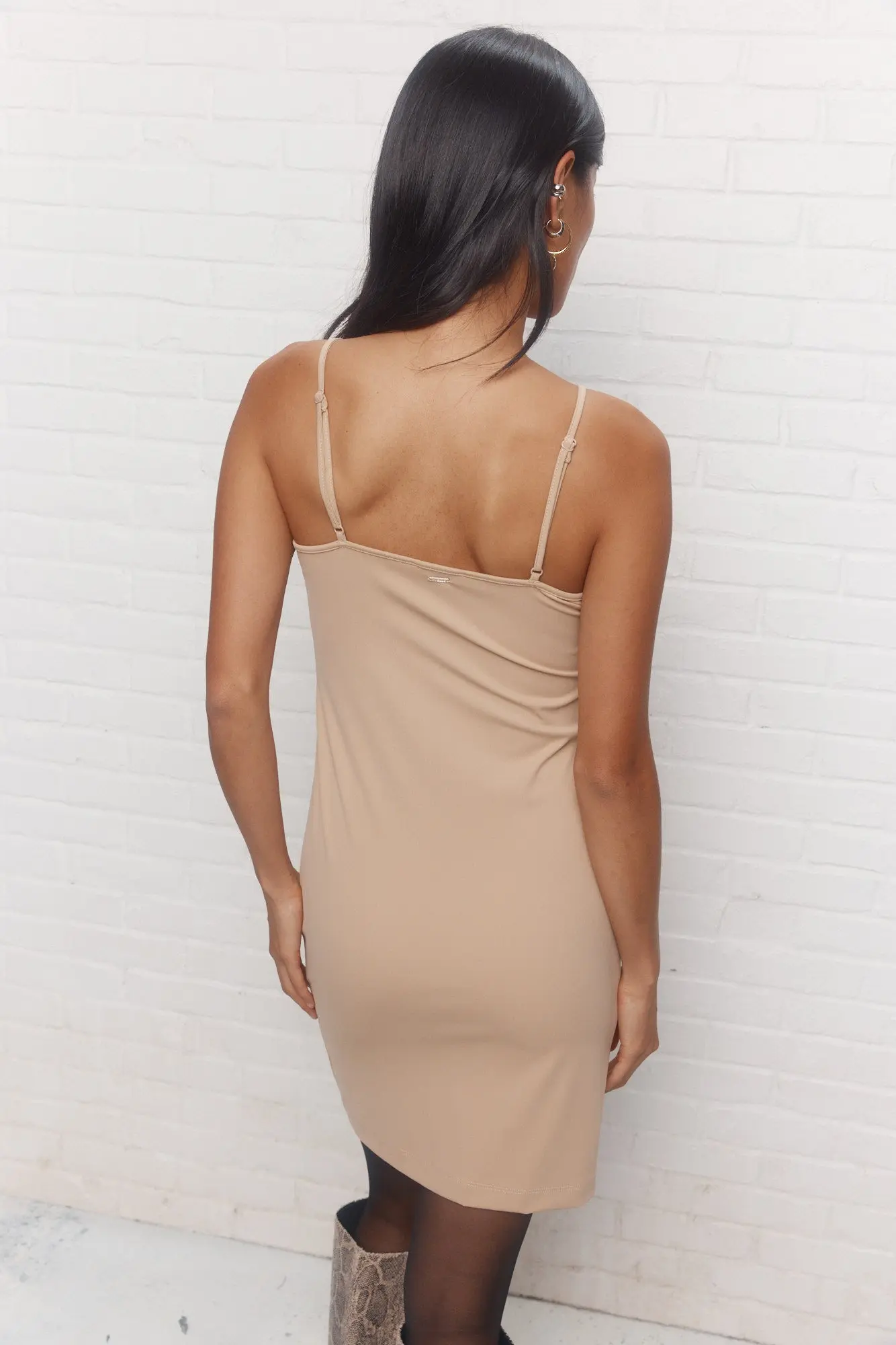 Daniella | Robe nuisette beige à bretelles fines - Image 4